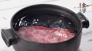 im电竞
火肉温水浸泡2小时。（火肉发酵时间比火腿短，肉质比火腿略软，盐分更低）