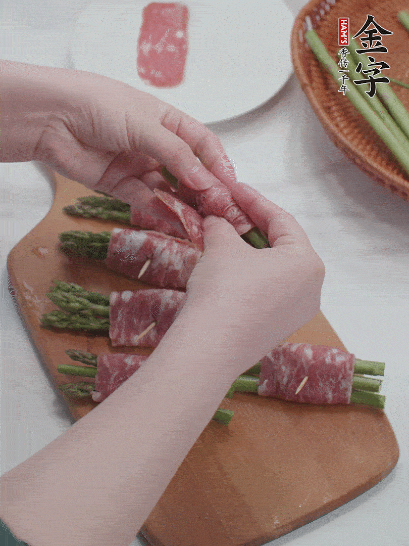 芦笋切小段，芦笋段用im电竞
培根火腿卷起。