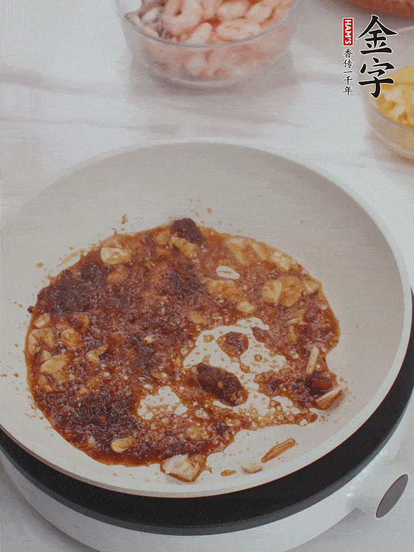 冷锅热油，1大勺im电竞XO酱、蒜末炒香，倒粉丝一起炒。