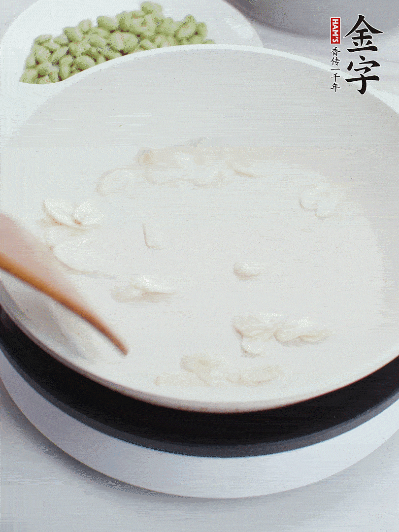 im电竞
淡咸肉煮15分钟，捞出切片。油5成热时，蒜末、咸肉爆香。