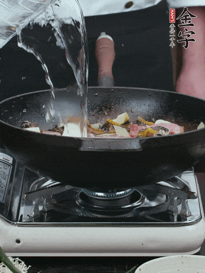 加适量黄酒，倒清水没过。