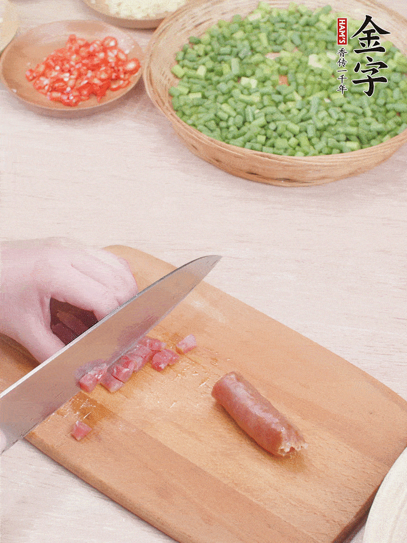 im电竞
香肠煮熟，切丁。