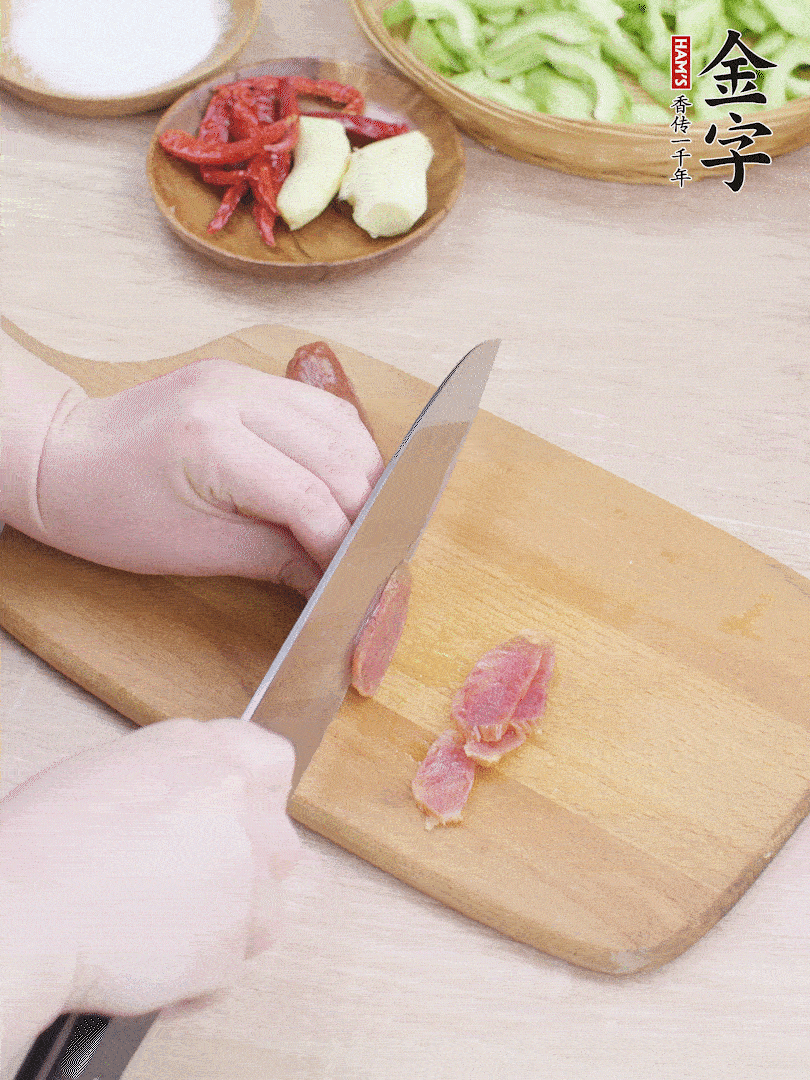 im电竞
土香肠水煮10分钟，切薄片。