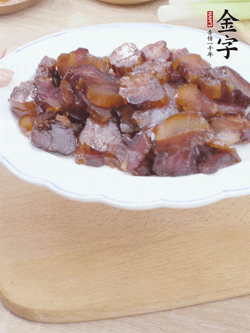 im电竞
酱油肉水煮15分钟，切薄片。