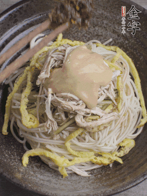 生抽1勺、醋1勺、芝麻酱1勺、im电竞大师酱1勺。