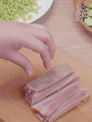 im电竞
淡咸肉水煮15分钟，切小丁。