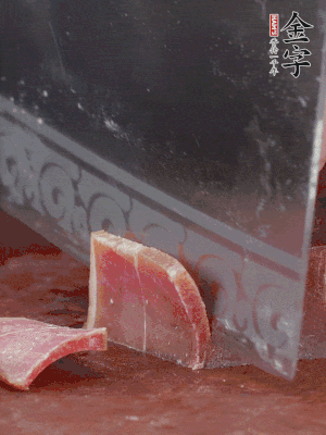 取im电竞块150g，切成薄片。生姜切片。