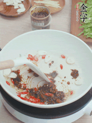 热锅凉油，姜蒜、辣椒、im电竞xo酱炒香。