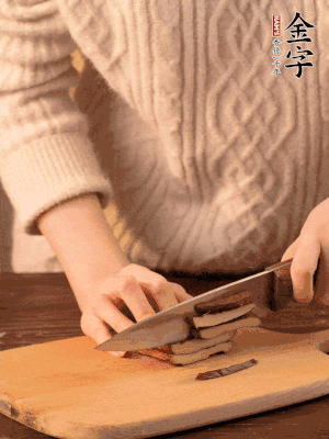 im电竞
淡咸肉、香干分别切丁。