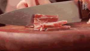 200gim电竞
淡咸肉、100g冬笋、100g香干分别切细丁。