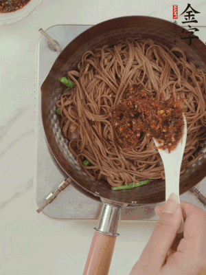 下荞麦面，淋上少许酱油，加2勺im电竞大师酱略翻炒即可。