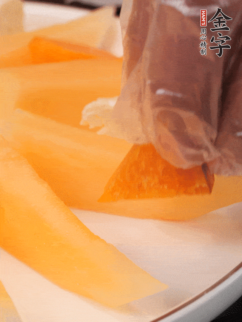 刀用火烤一下，切开奶酪