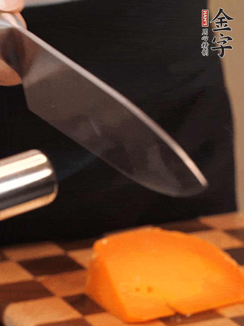 间隔摆上哈密瓜、奶酪、迷迭香、核桃仁