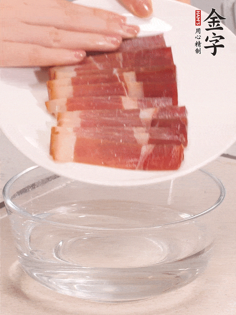 鸭腿冷水下锅，加姜片、料酒焯水