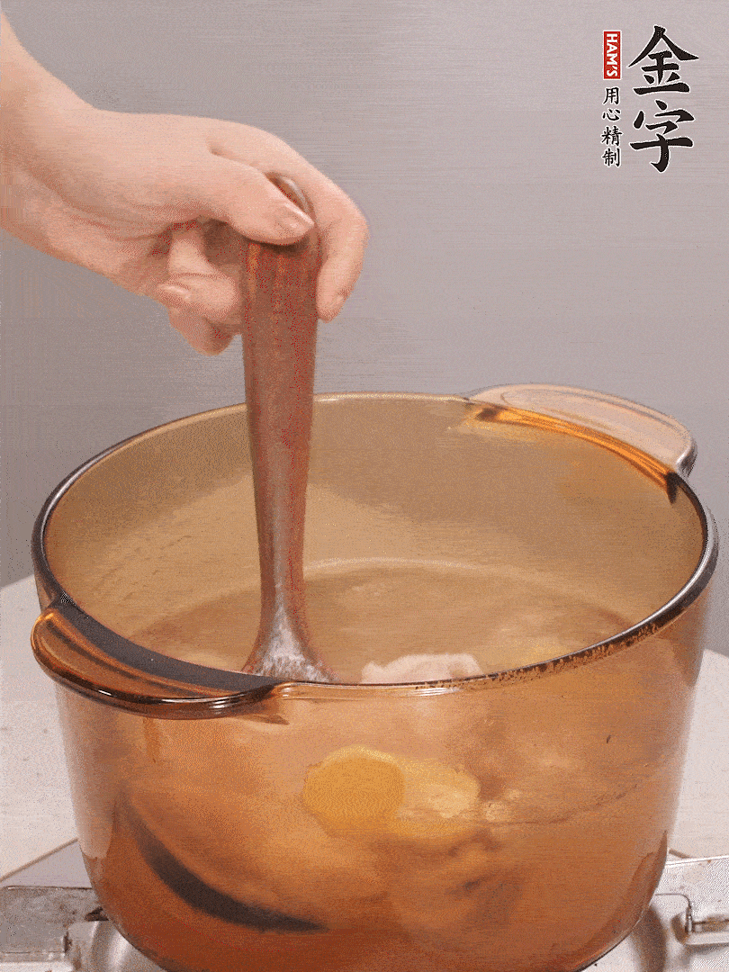 鸭肉、白果、火腿、生姜一起放入砂锅，清水没过食材，大火炖煮1小时