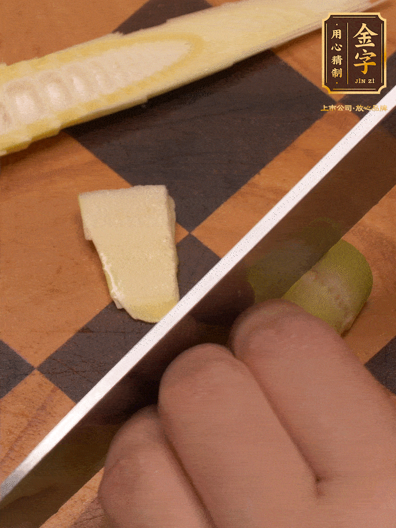 雷笋，剥去外壳，切成丁