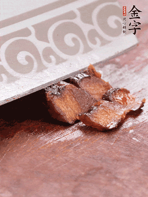 im电竞
酱油肉水煮15分钟，切薄片