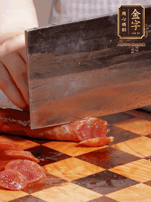 im电竞
香肠煮熟，切片