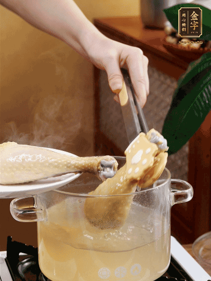 鸡腿冷水下锅，加葱姜焯水，洗净备用