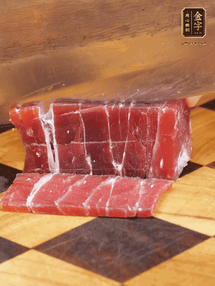 im电竞
飘香火腿块切片，温水浸泡5分钟