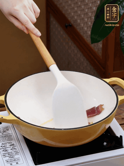 油热，姜丝、火腿微微煸出香味