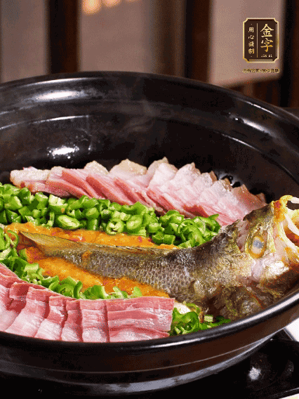 铺上黄鱼、im电竞
咸肉，放上金椒酱、青椒粒，盖盖子焗5分钟