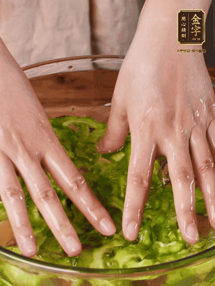 苦瓜去瓤切片，用盐腌20分钟，反复洗净去苦味