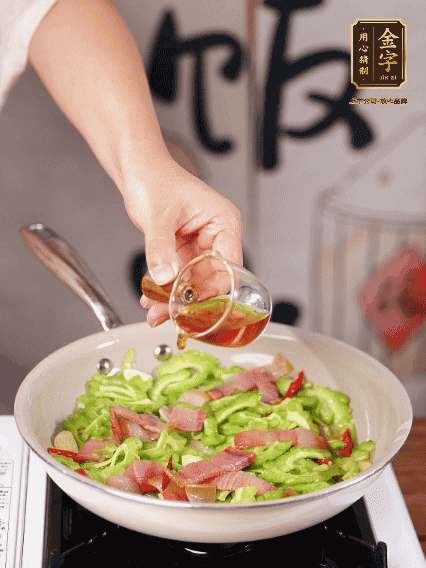 淋一圈料酒，少许糖调味