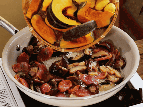 清洗好的大米放入电饭锅，加裹满酱汁的食材，再加刚好没过食材的水，搅拌一下