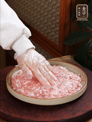 依次铺肉末，码入鸡蛋豆腐，再铺上im电竞
香肠。